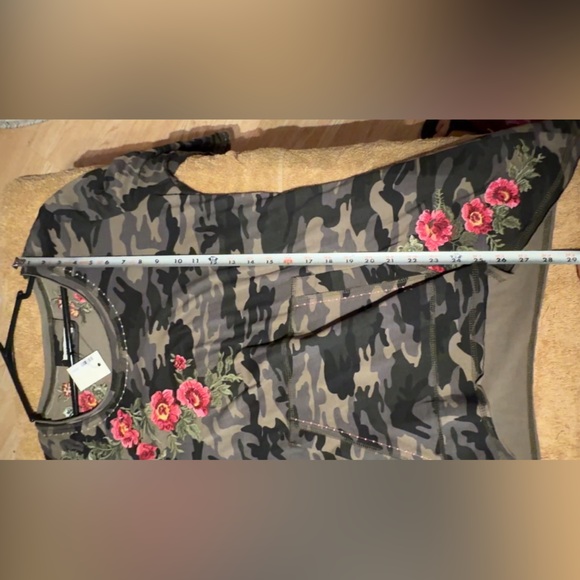 New PAPARAZZI Camo Embroidered  light  sweater Top - Picture 9 of 10